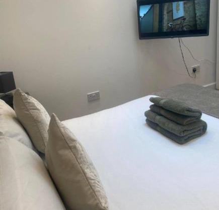 Stunning Studio2, Banstead with free off st parking