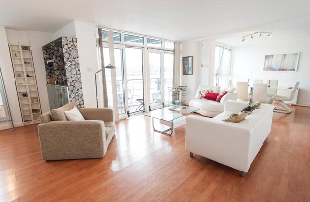Stunning Thames Riverfront View Apartment Nearby Canary Wharf!