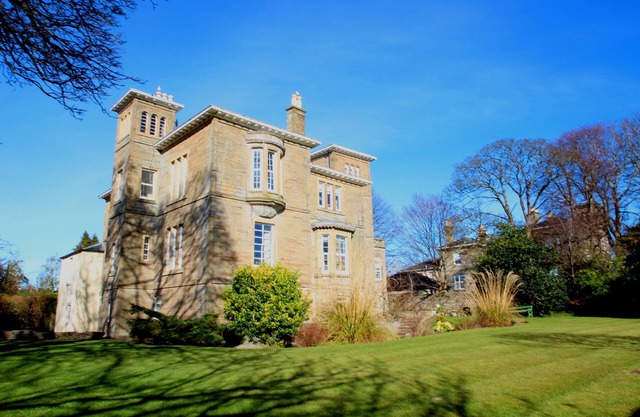 Stunning traditional apartment - 5 minutes walk from Ayr beach!