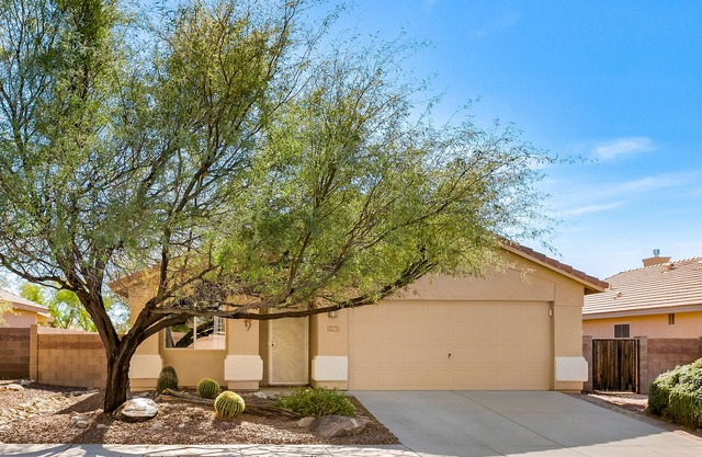 Stunning Vacation Home - Trails, Golf & Dining!