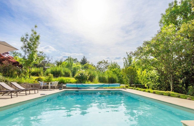 Stunning view over valley, private heated pool, walk to cafe bar, wine tasting