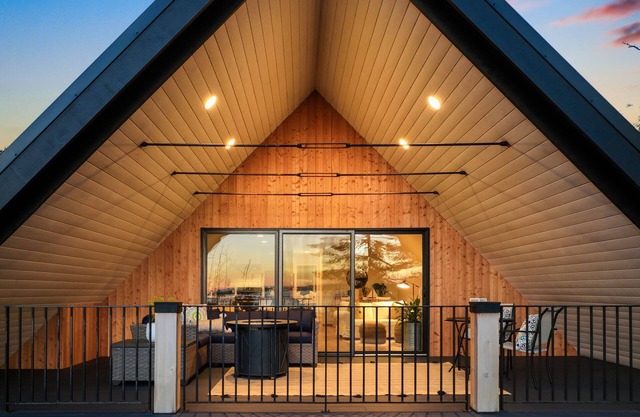 Stunning Views of the Salish Sea - perfect getaway for 2!