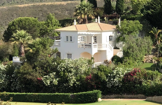 Stunning views, private position - 5 mins to beach! Heated pool option & Aircon