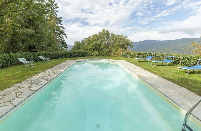 Stunning villa for 10 guests with private pool, WIFI, TV, patio, pets allowed and parking