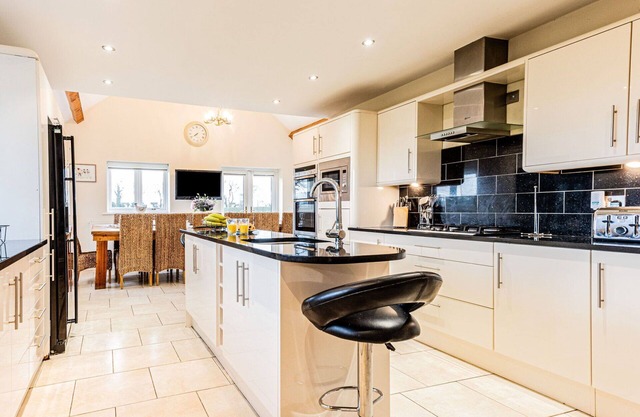 Stunning villa for 14 guests with WIFI and parking