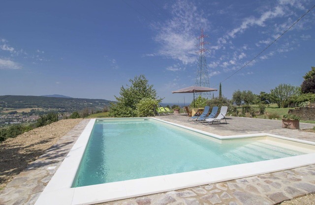 Stunning villa for 4 people with pool, WIFI, TV, balcony, panoramic view and parking