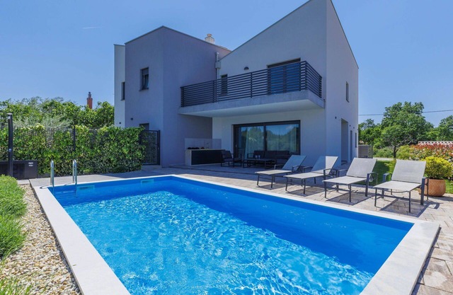 Stunning villa for 6 guests with A/C, WIFI, private pool, TV, terrace, pets allowed and parking
