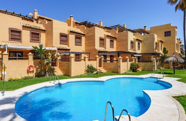 Stunning villa for 6 people with A/C, pool, WIFI, TV, terrace, pets allowed and parking