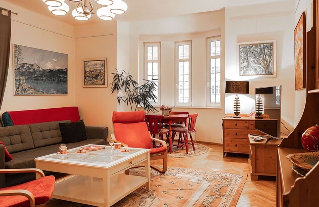 Stunning villa for 8 people with hot tub, WIFI, TV, pets allowed and parking