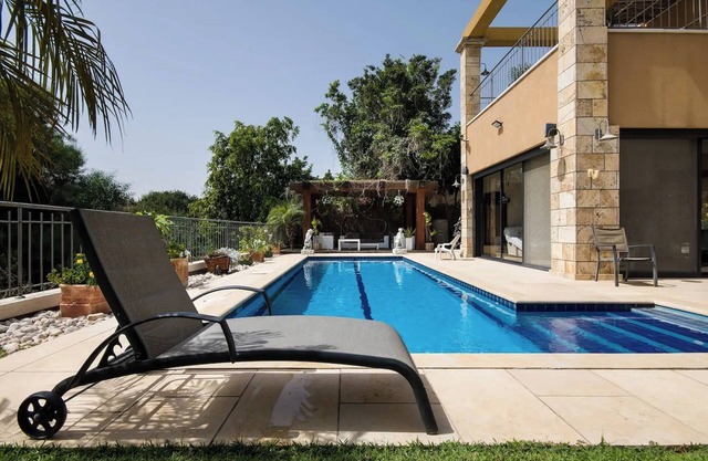 Stunning villa for family vacation. Private pool. Pet friendly.