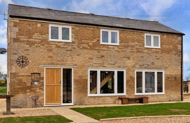 Stunning villa for 6 people with WIFI, pets allowed and parking