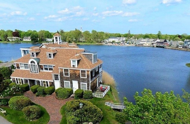 Stunning Waterfront Condo with deck, Walk to Shops and Restaurants