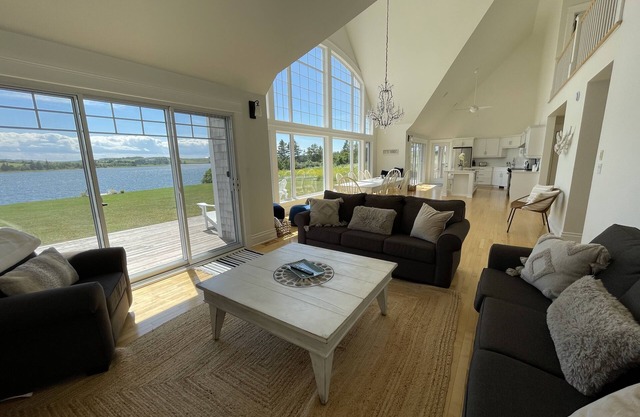 Stunning Waterfront Property With Hot Tub & Outdoor Dining