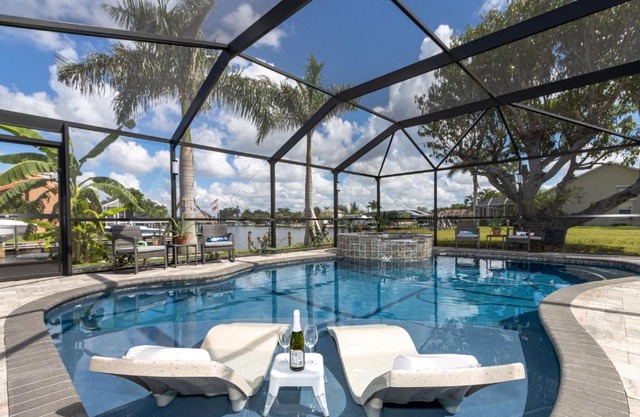 Stunning Waterfront Villa Direct Gulf Access, Kayaks, Heated Pool Sanctuary on Savona