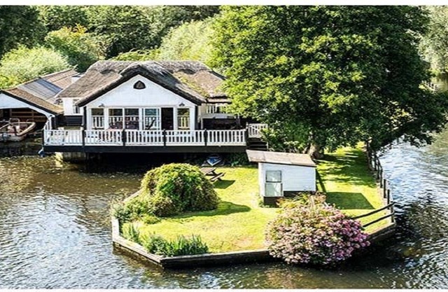 Stunning Wroxham holiday cottage, River Bure. Sleeps 10. Includes boat & hot tub