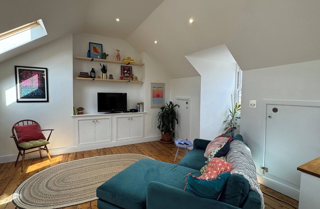 Stunningly Vibrant 1BD Flat, Lower Clapton