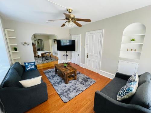Style And Charm 2br Apt In Melrose Park