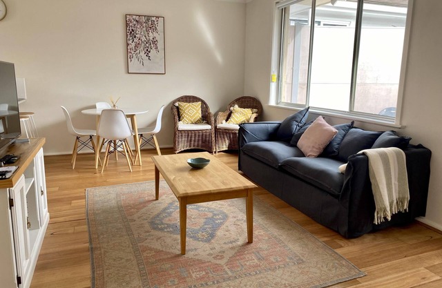 Style on Stanley- central, single garage and wifi! - Central two bedroom apartment with a queen bed, two singles and kitchen facilities