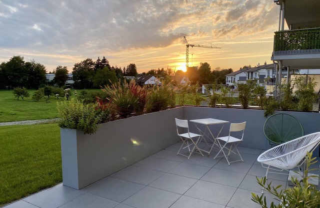 Stylisches Ferienappartement mit Blick ins Grün: Terrasse und Wiese