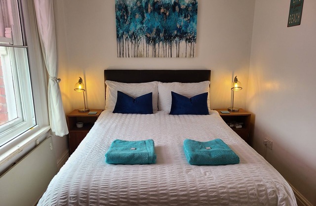 Stylish 1-bed dog-friendly flat with lovely views & 5 mins walk to town & beach!