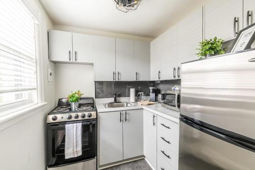 Stylish 1BR Apartment - Heart of James South Hamilton