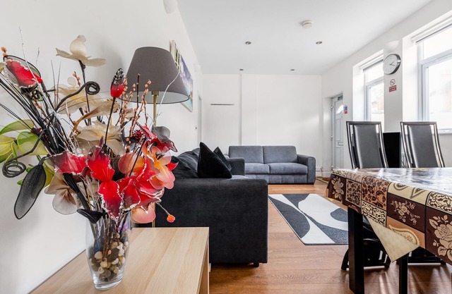 Stylish 2-Bed, 2-Bath Flat with Free Parking for 2 Cars & Easy Tube Access