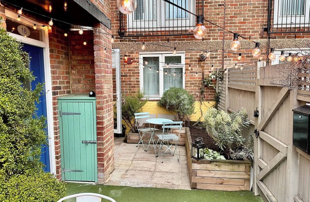 Stylish 2 bed apartment in prime East London location