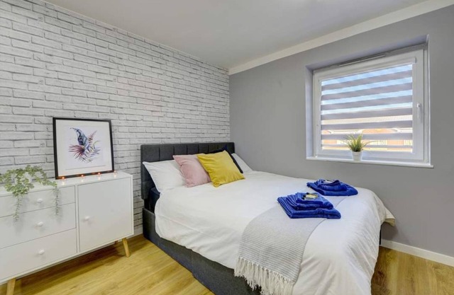Stylish 2 bed house with parking in rugby