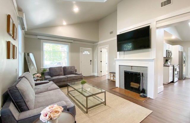 Stylish 2-bedroom Home in Downtown Vancouver