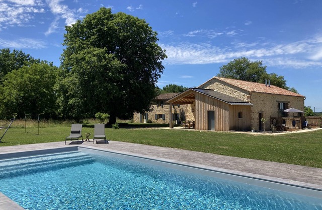Stylish 2 bedroom loft style apartment with shared pool in Dordogne,