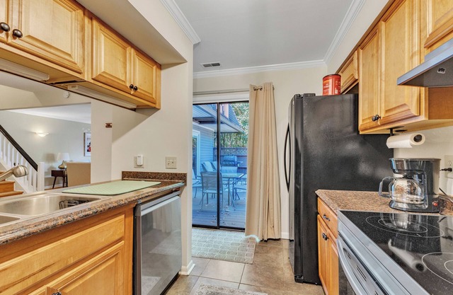 Stylish 2-bedroom townhome with large deck, and pool in fabulous Chapel Hill