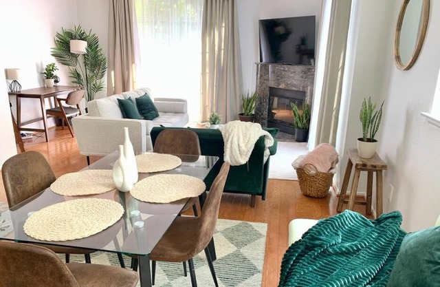 Stylish 2bd/2ba condo 4 miles from Six Flags!