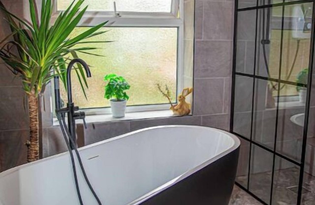 Stylish 2BR Home in Manchester near Etihad Stadium with WiFi and free parking.