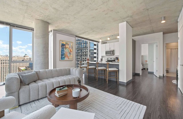 Stylish 2BR with Skyline Views Near Riverwalk