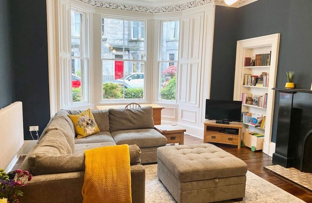 Stylish 3 bed 2 bath Meadows main door garden apt