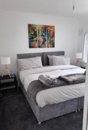 Stylish 3-Bed house NEC-JLR-Airport-HS2-Driveway