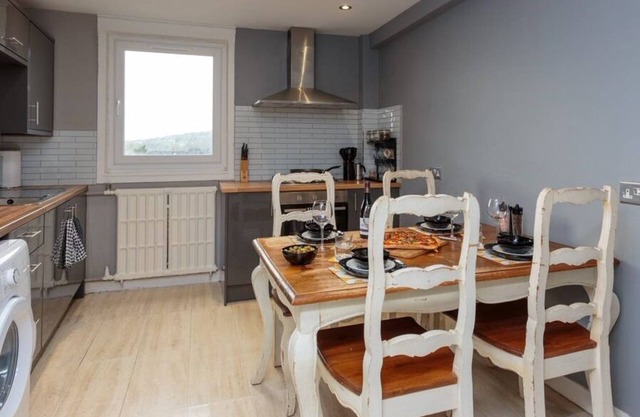 Stylish 3 Bedroom Apartment, Edinburgh