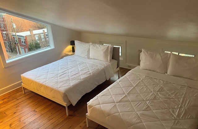 Stylish 3-bedroom house: Amazing view, charming back porch & off street parking