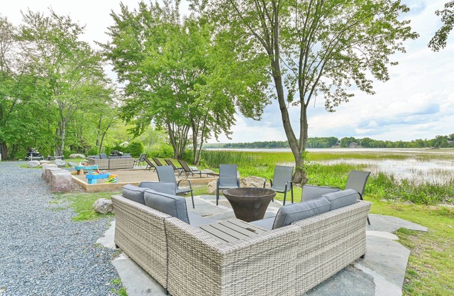 Stylish 3BR Waterfront Cottage with Large Docknn