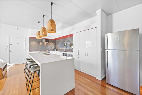 Stylish 4-Bedroom Coastal Family-Friendly Retreat