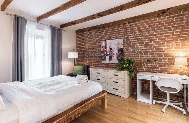 Stylish 4BDR Downtown Montreal Home - Brick Walls & Cozy Vibes