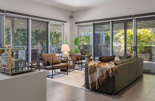 Stylish 4BR Home w/BBQ & Media Room in Mt Ommaney