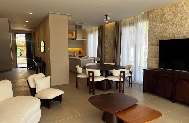 Stylish 4BR Villa w/Pool near Porto Novi Beach