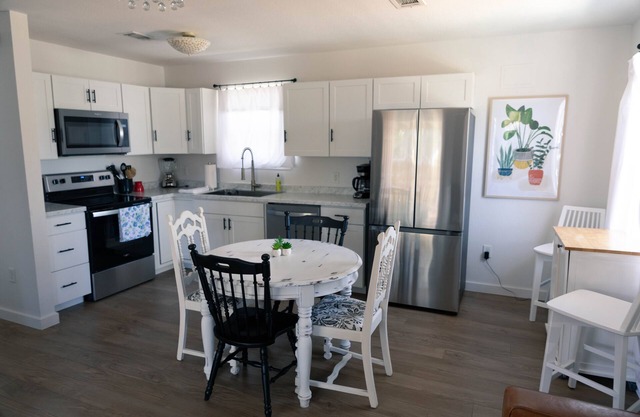 Stylish and Comfortable, free wine and close to downtown!