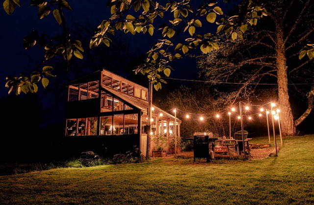 Stylish and Romantic Glamping Cabin with private hiking and Wood Burning Hot Tub