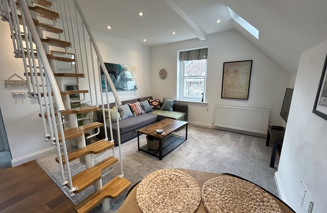 Stylish Apartment in the Heart of Clifton Village. Street Parking.