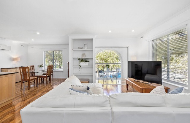 Stylish Apartment Overlooking Majestic Tree Lined Park, 5 Mins Walk to Zoo