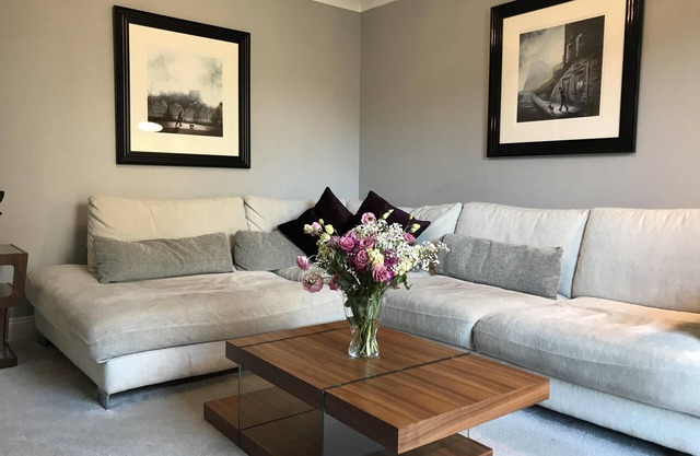 Stylish apartment - Spotlessly clean, Central location, Free parking, Free WIFI
