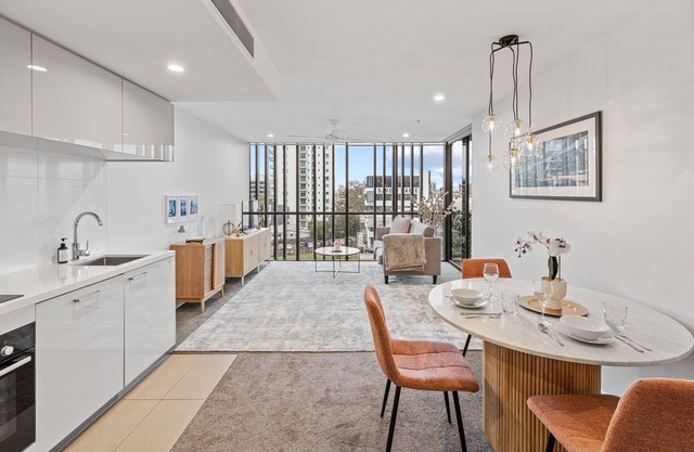 Stylish Apartment with Study & free Parking