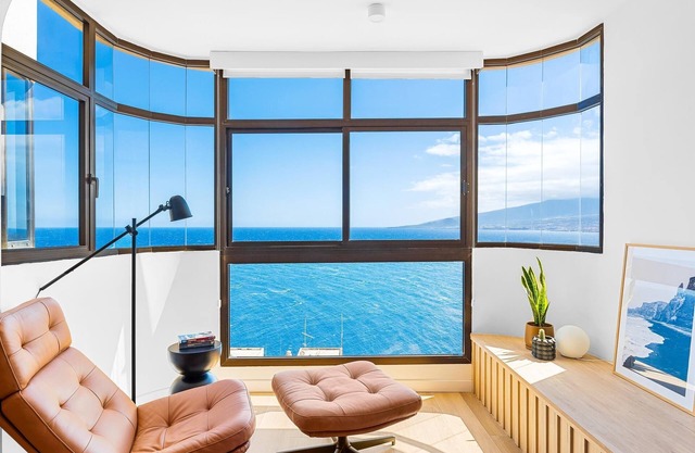 Stylish Apartment with Stunning Views & Parking